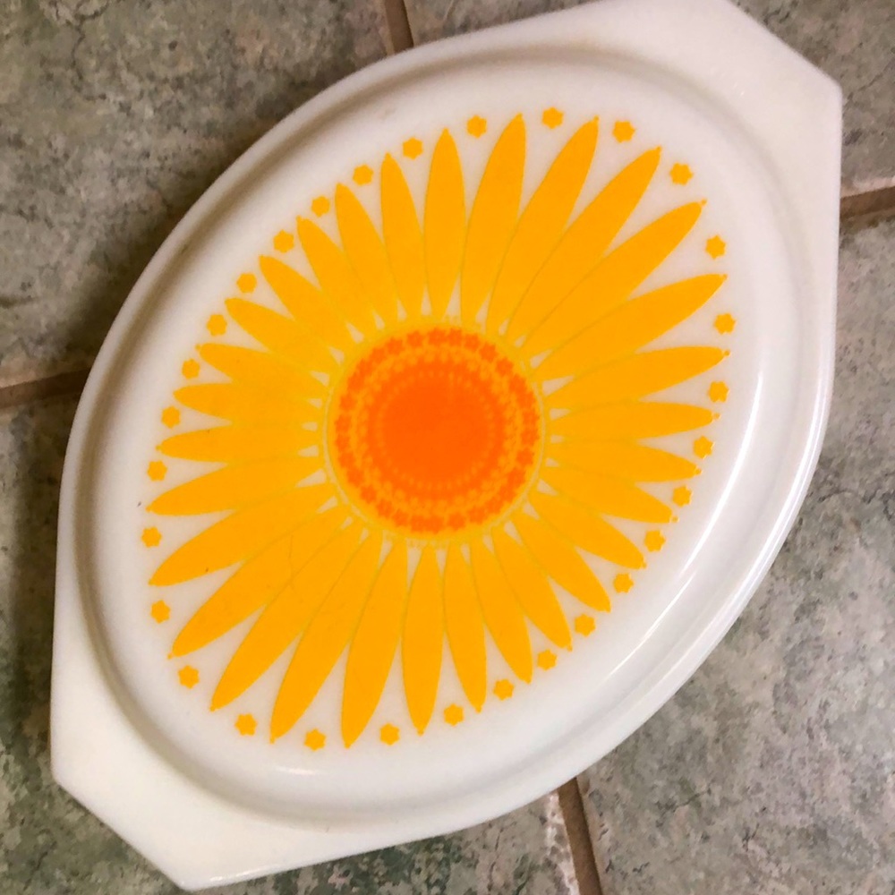 - Vintage 1960's PYREX SUNFLOWER DAISY 1.5 L  divided covered casserole